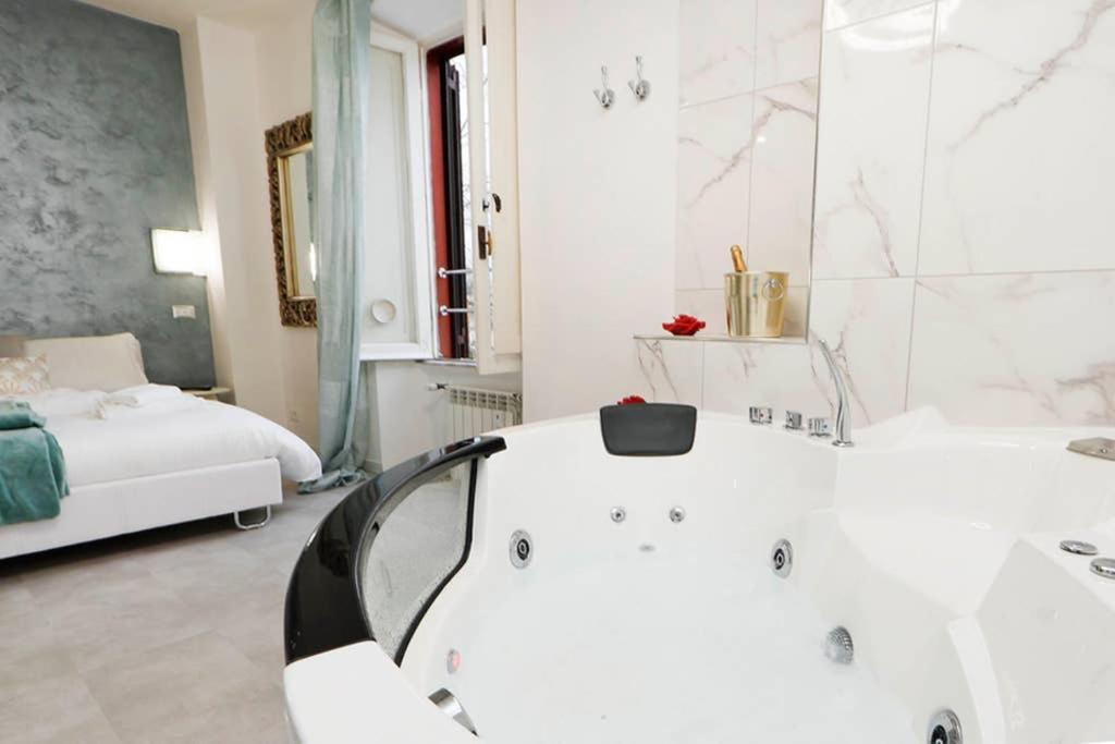White Panoramic Jacuzzi Suite Trastevere - Top Collection Rome Exterior photo