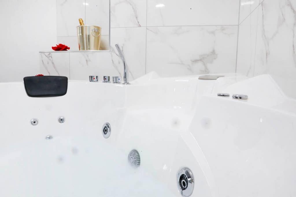 White Panoramic Jacuzzi Suite Trastevere - Top Collection Rome Exterior photo